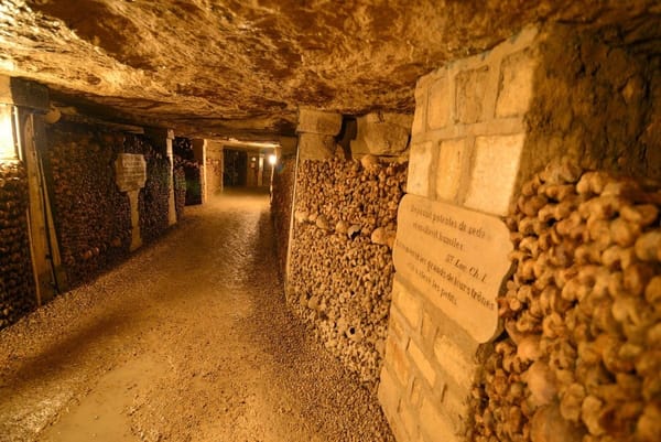 Catacumbas de París: el rincón más tenebroso en la ciudad de la luz