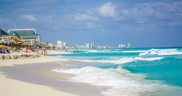 Cancún y Puerto Vallarta, dos paraísos mexicanos de costa a costa