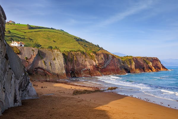 Descubriendo Zumaia: playas de cine y acantilados de historia