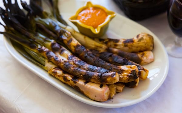 Calçots: Cómo una simple cebolla se convirtió en icono gastronómico