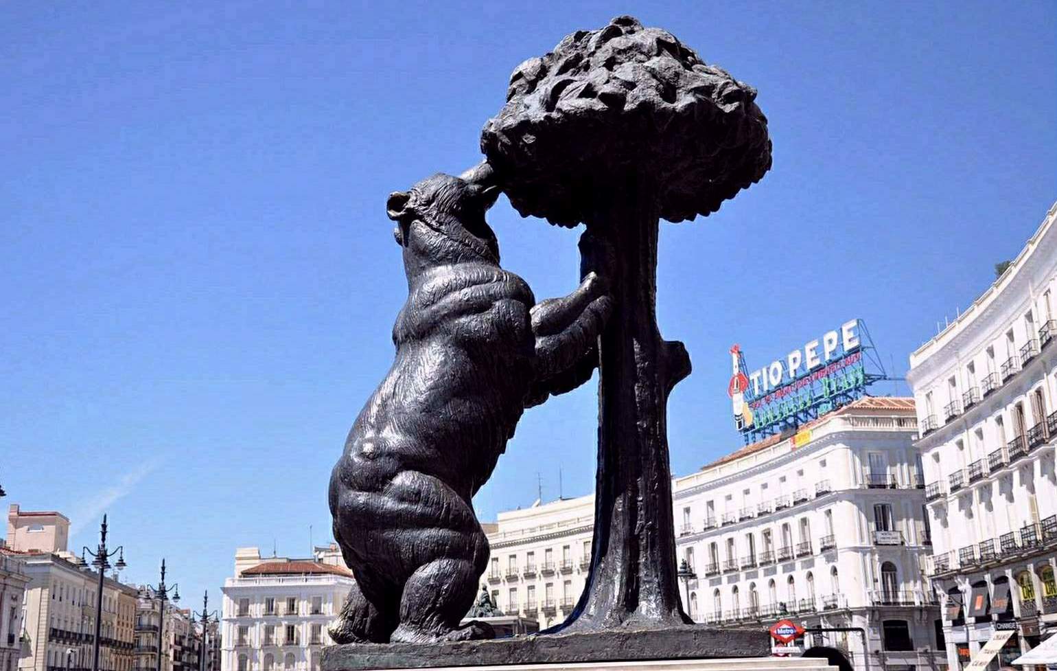 estatua del oso y el madrono