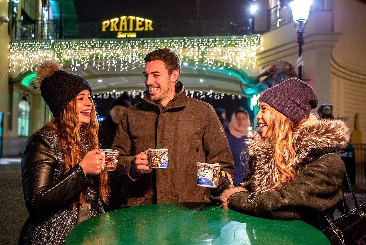 Tomando vino caliente en el Prater de Viena