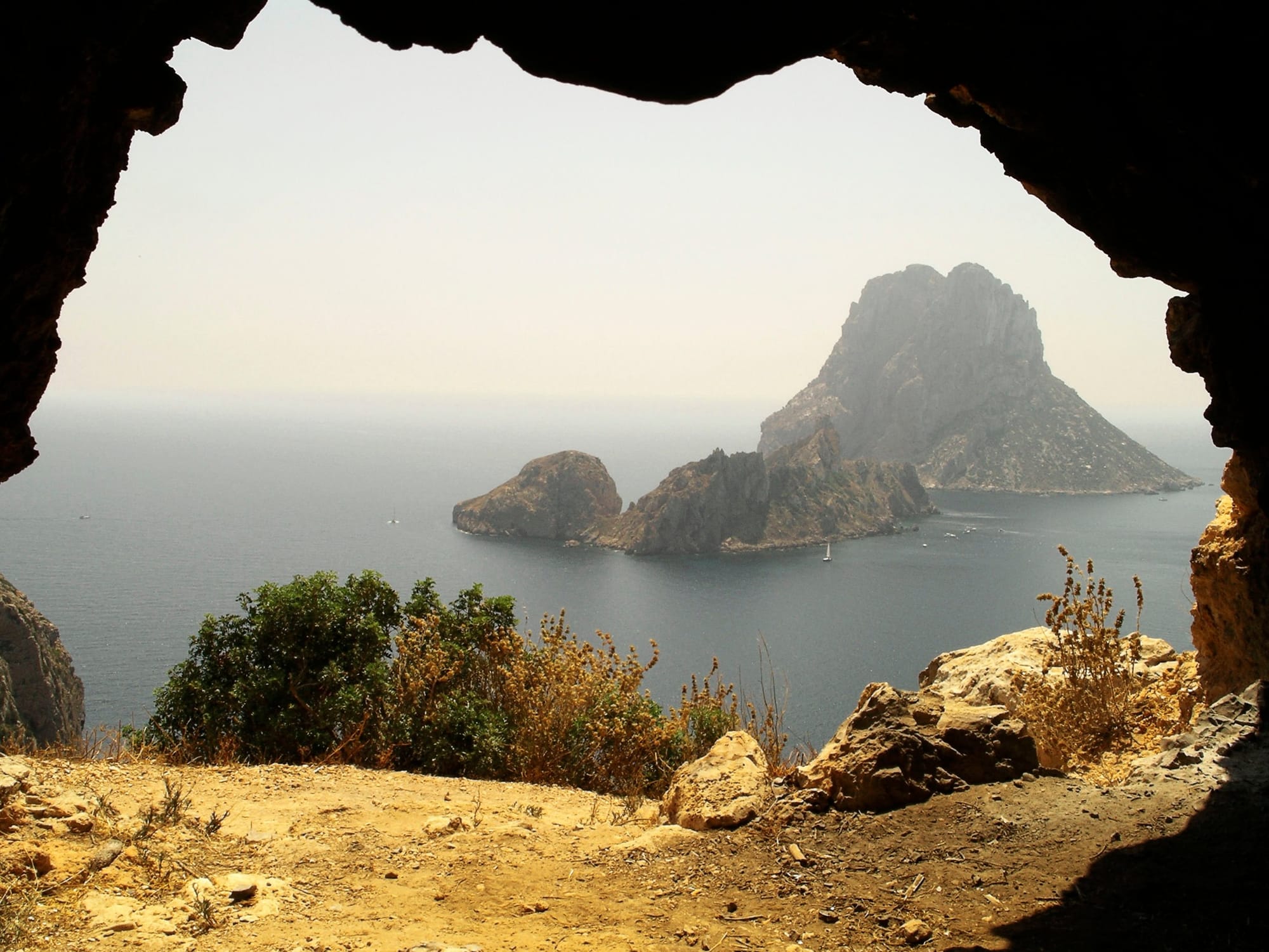 es vedra desde una cueva