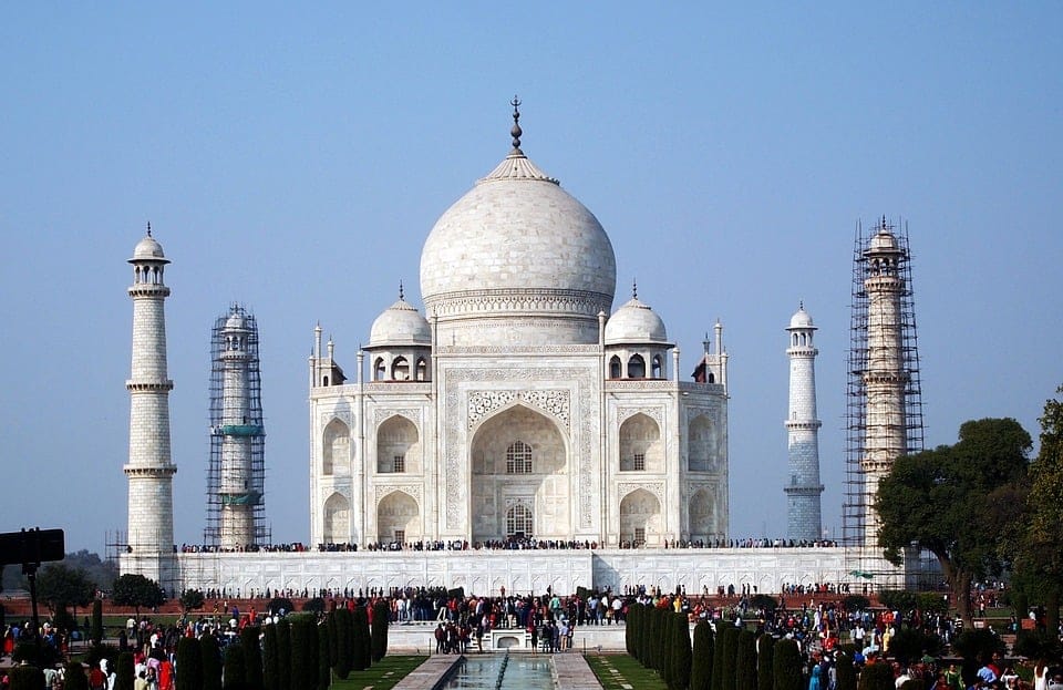 taj mahal rodeado turistas