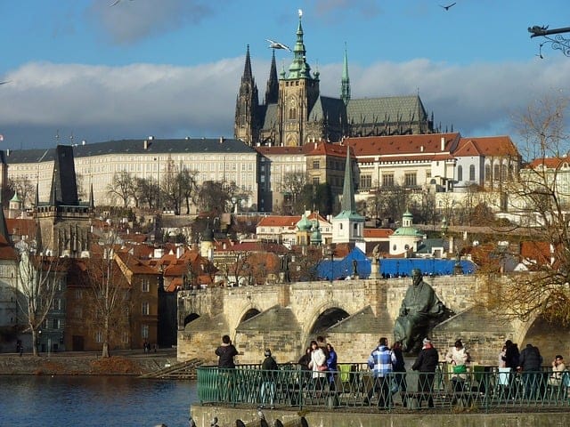 El castillo de Praga en lo alto del centro histórico