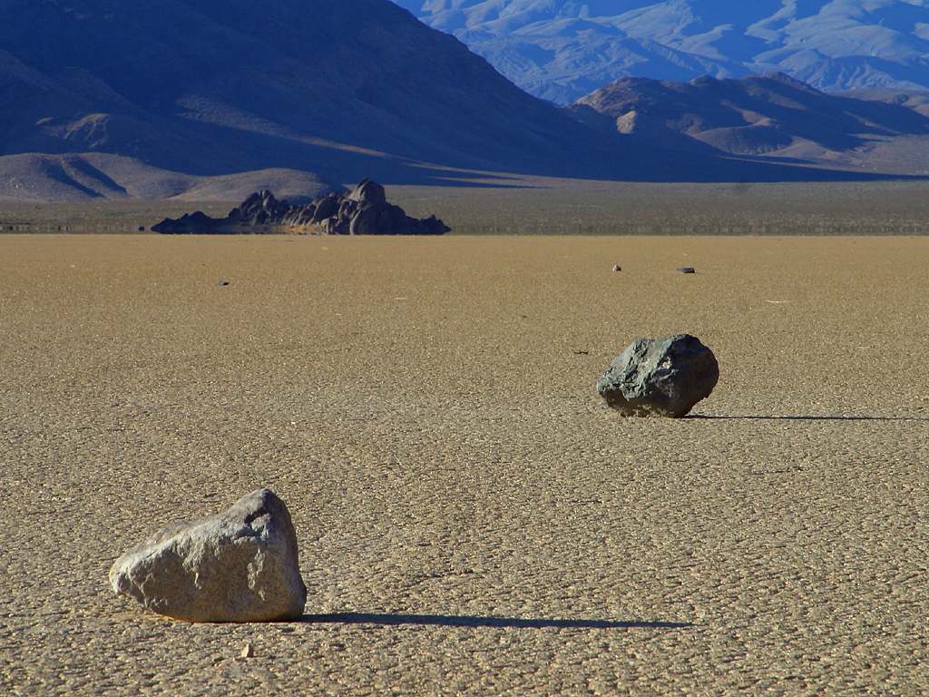 Piedras viajeras del Valle de la Muerte.