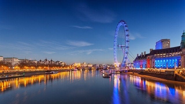 Una vista del Támesis y del London Eye por la noche