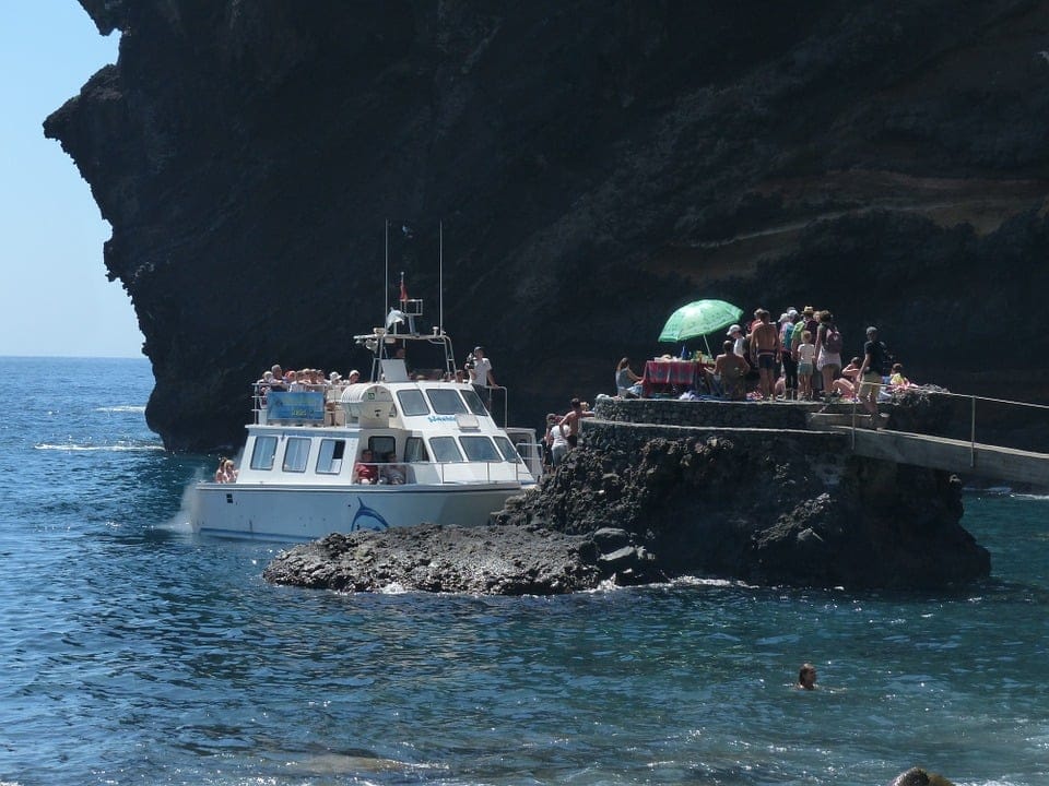 Turistas llegando en barco a la Bahía de Masca