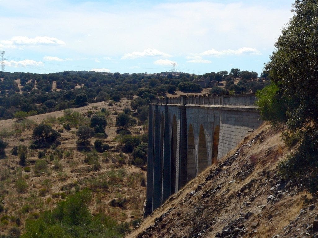 viaducto en la via verde de la jara