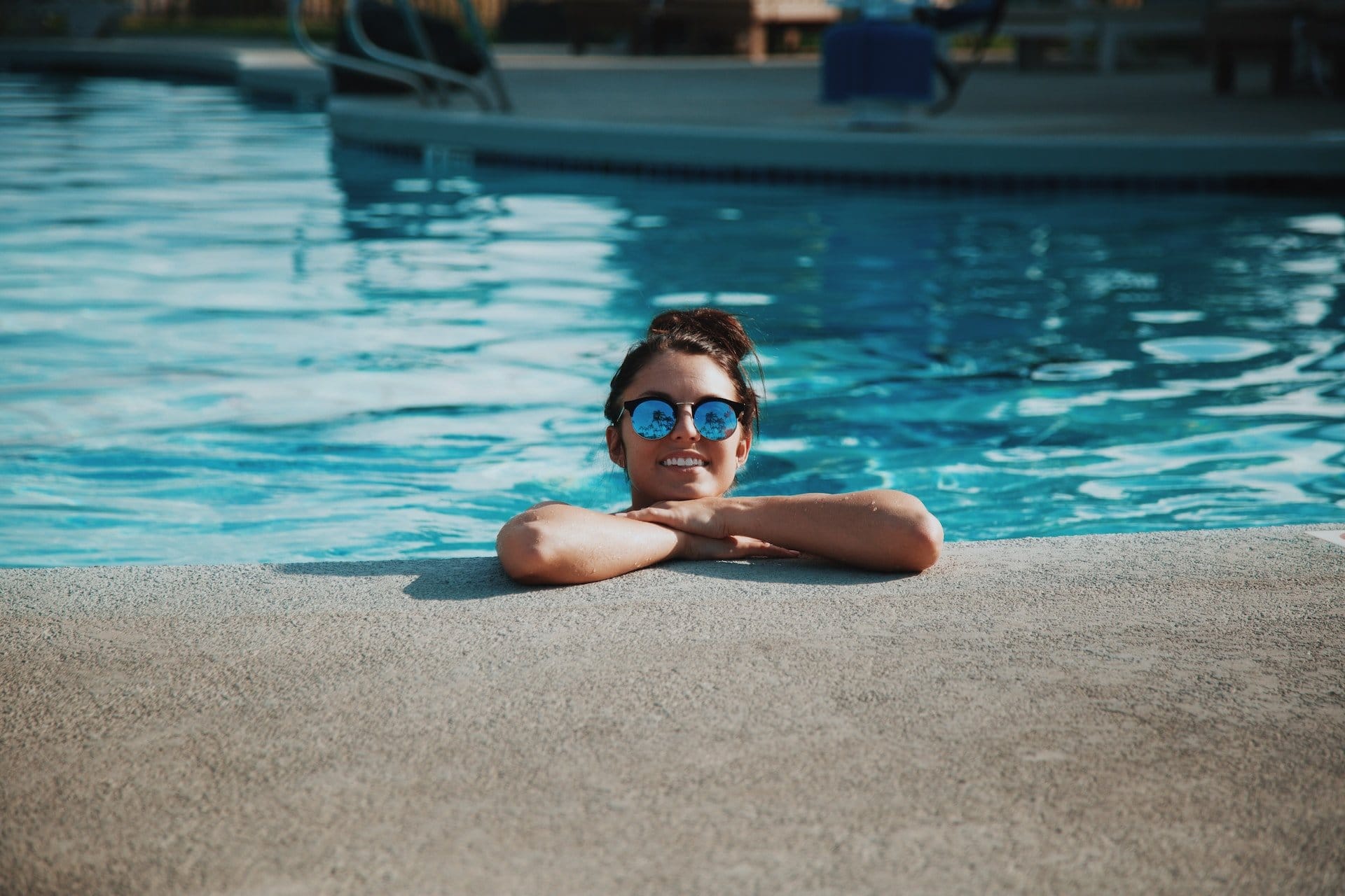 Mujer en piscina