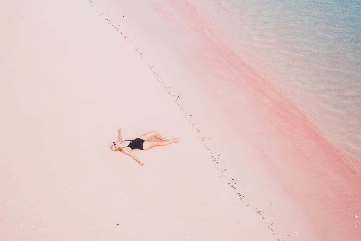 Una playa rosa en Indonesia - Fuente: Unsplash