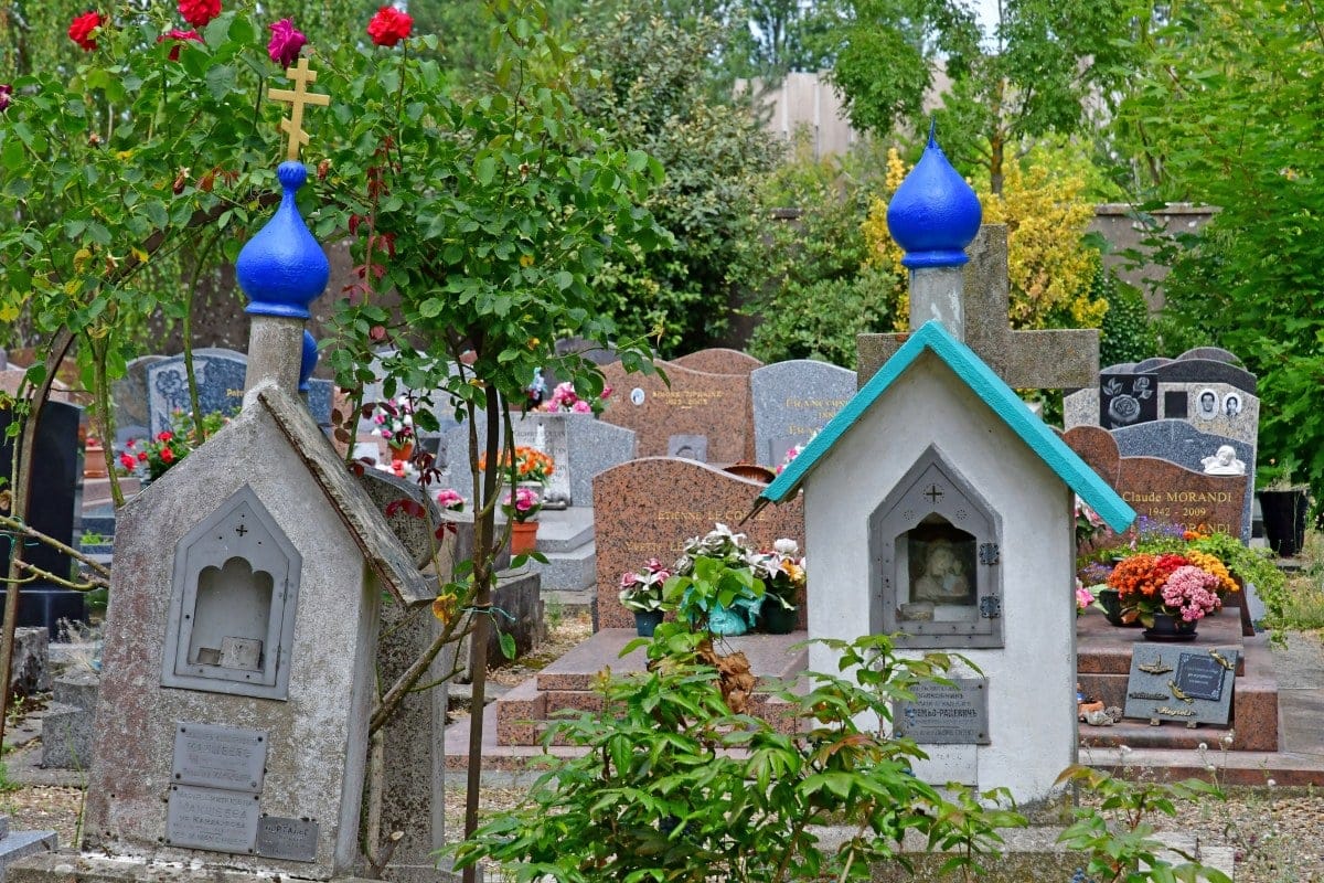 Cementerio de Sainte Geneviève des Bois - Fuente: Depositphotos