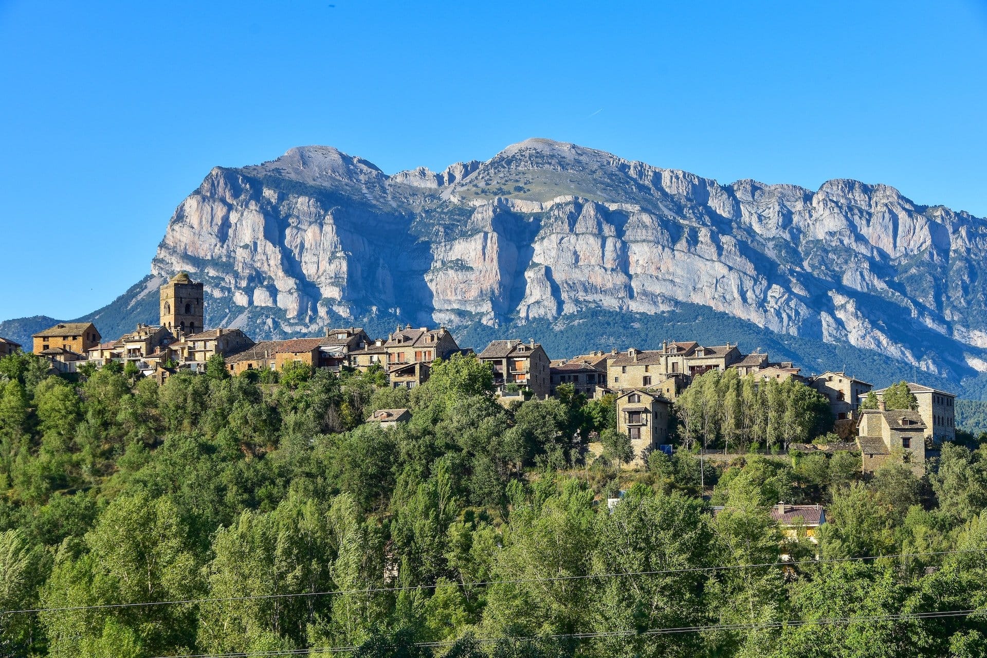 Aínsa (pueblos del valle de Ordesa)