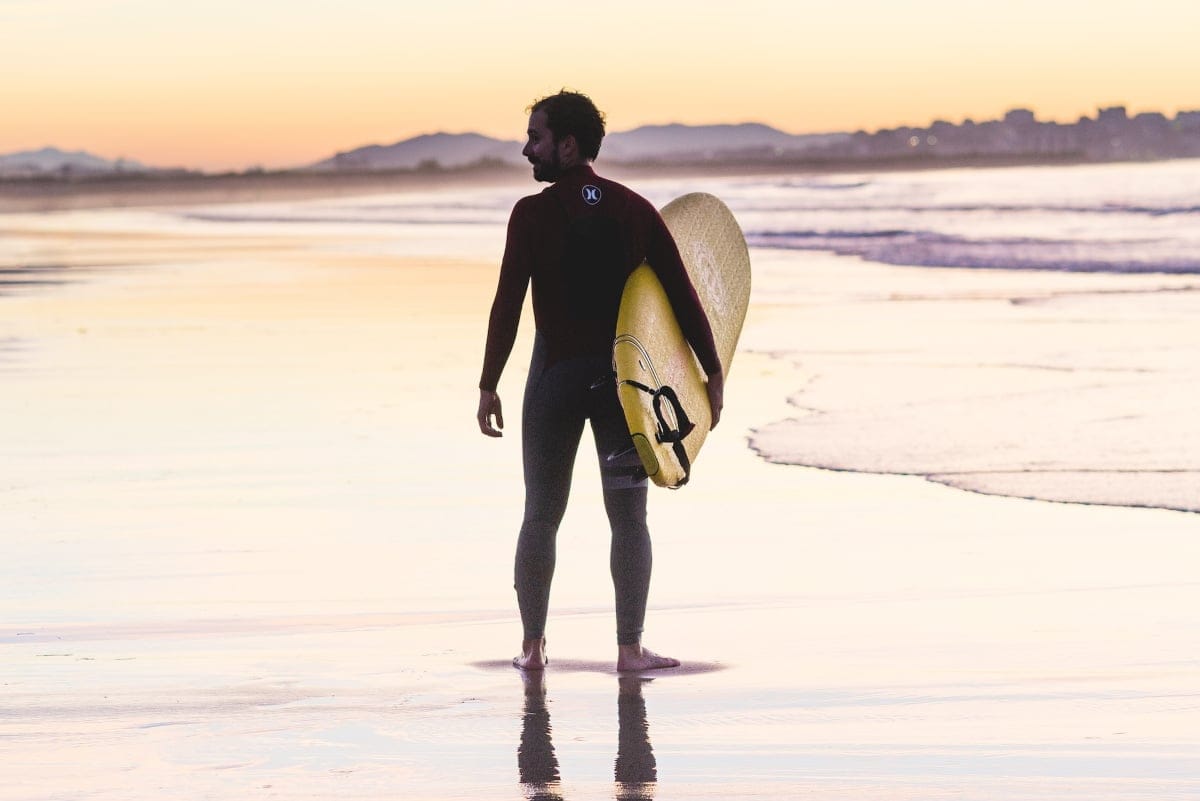 Un surfista en la playa de Somo - Fuente: Unsplash