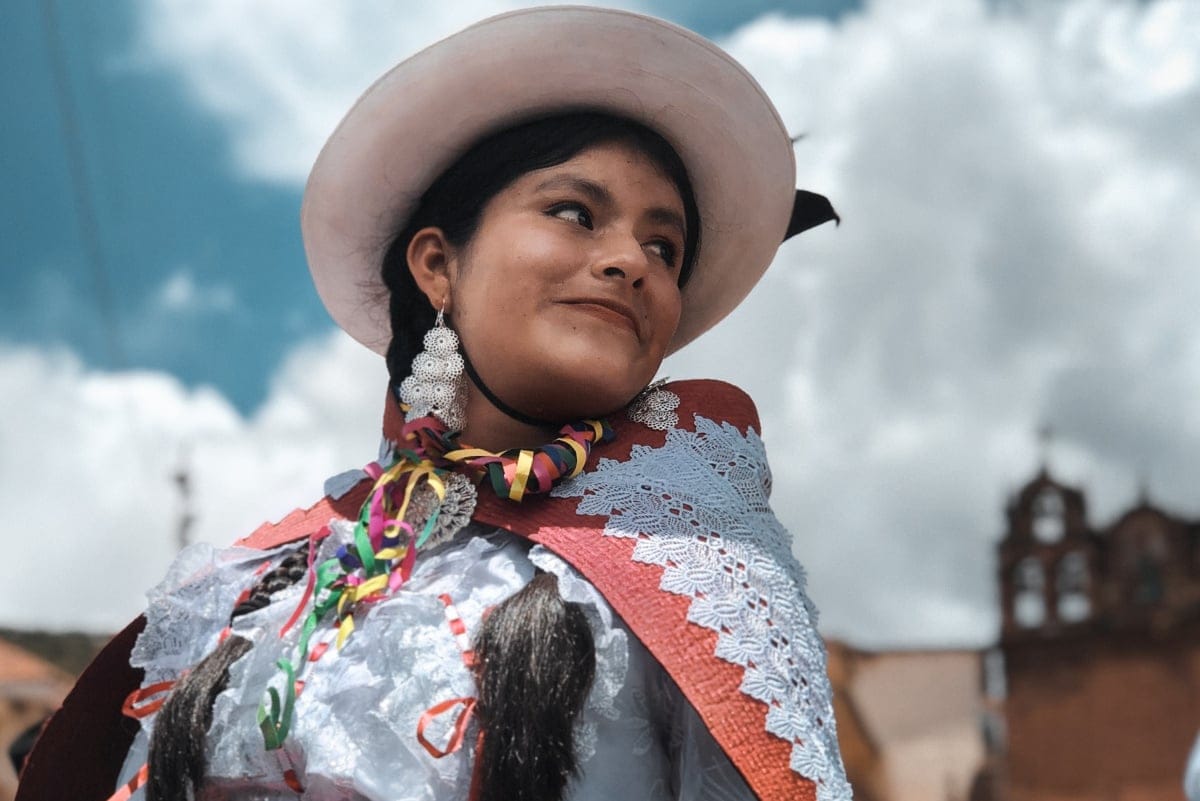 Una mujer vestida con un traje tradicional de Perú - Fuente: Unsplash