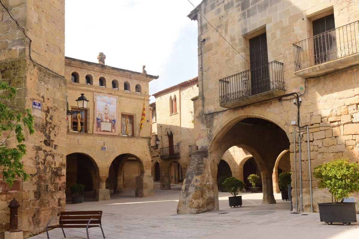 Plaza principal en Horta de Sant Joan - Fuente: Depositphotos