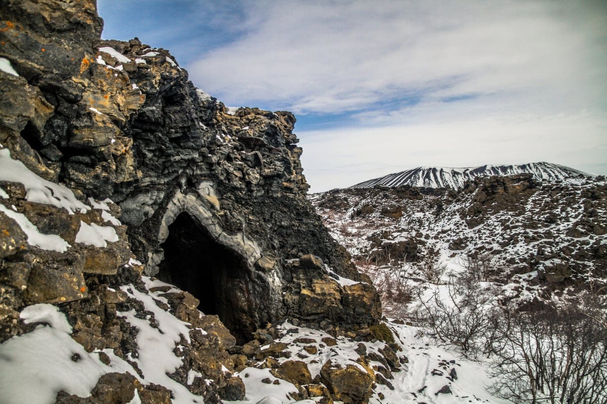 La 'iglesia' de Dimmurborgir y el cráter Hverfjall - Fuente: Depositphotos