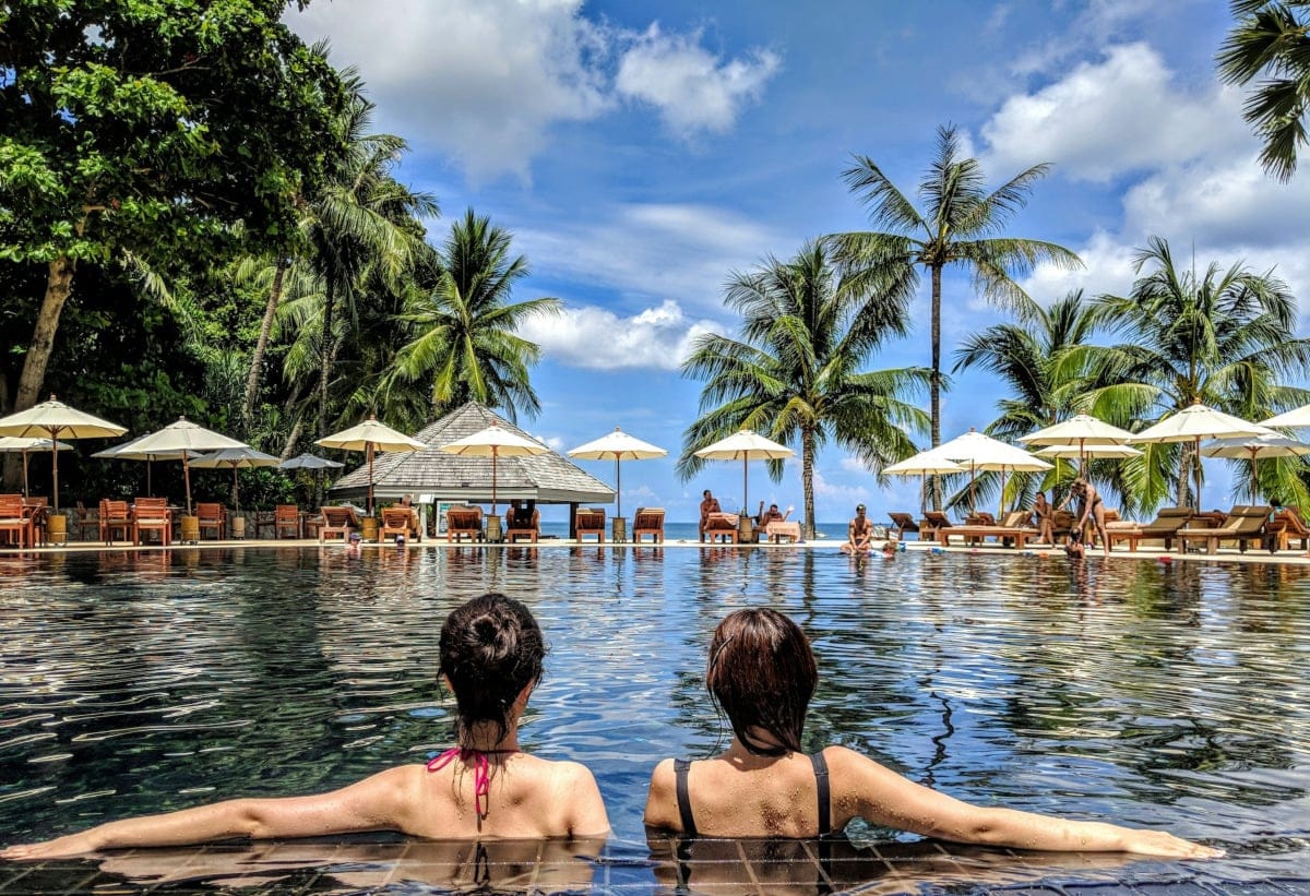 Dos mujeres en una piscina - Fuente: Unsplash