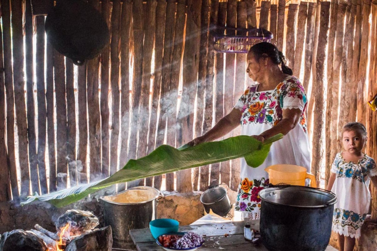 Una mujer cocina