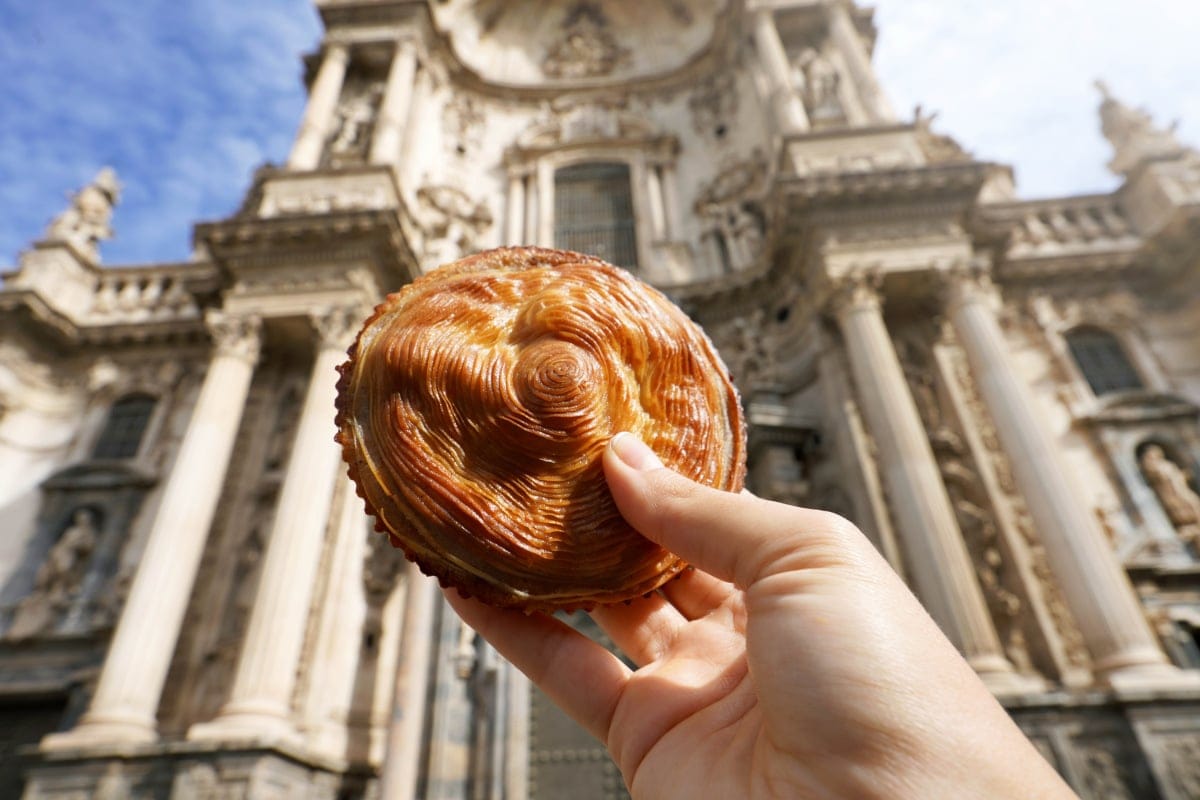 Pastel de Carne ante la Catedral de Murcia - Depositphotos