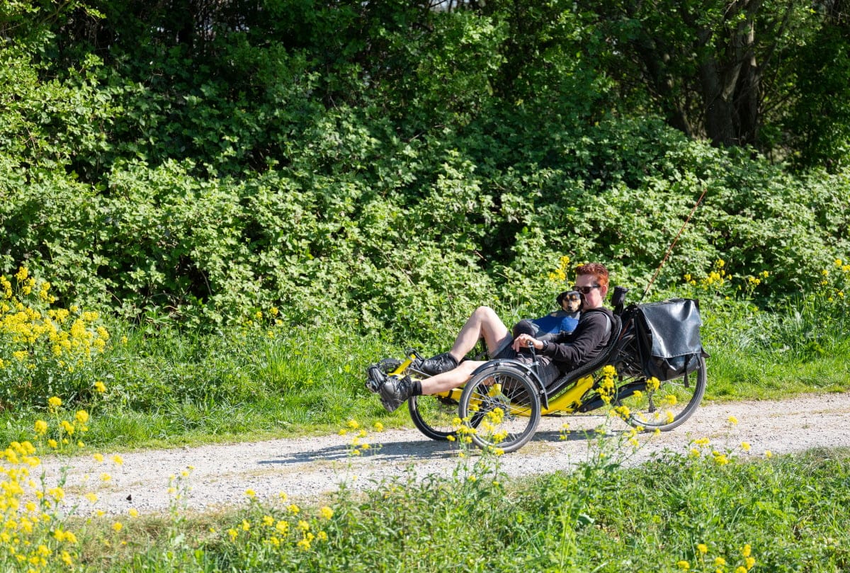 Una persona en bicicleta reclinada - Depositphotos